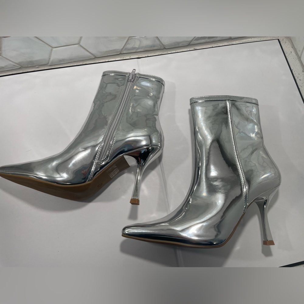 Wild Diva Lounge Silver Metallic Pointed Toe Bootie Size 7 M ‘Sultry’ Ankle High - Picture 3 of 11
